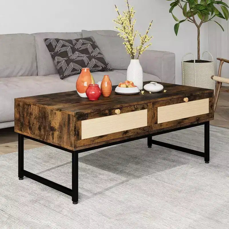 Table basse en rotin à cadre métallique de 46 pouces avec deux tiroirs, un compartiment de rangement caché et une étagère ouverte
