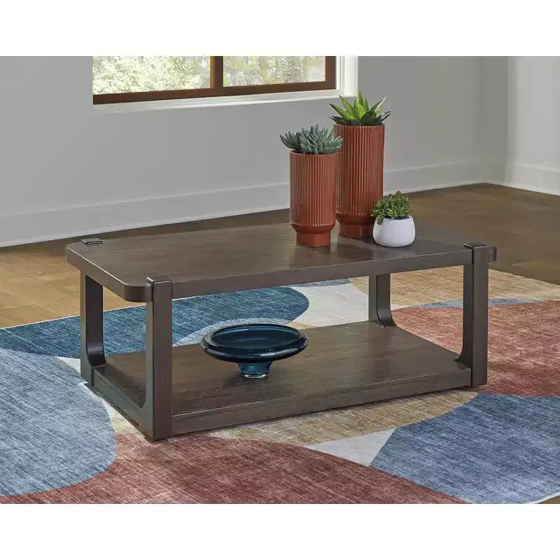 Table basse - Finition bois marron foncé avec roulettes, Étagère de rangement inférieure