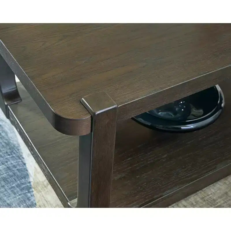 Table basse - Finition bois marron foncé avec roulettes, Étagère de rangement inférieure