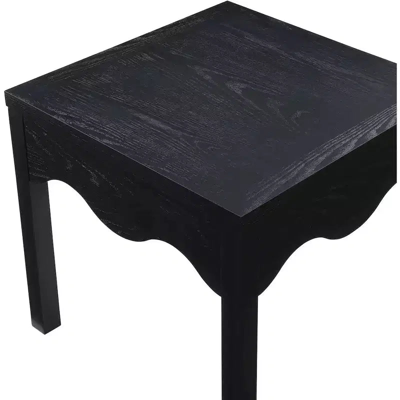 Guéridon en chêne noir avec tablier festonné